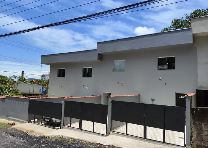 Apto novo 400m da praia Enseada